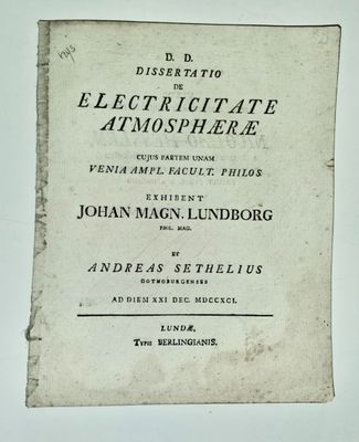 un vieux livre sur lequel figure un titre