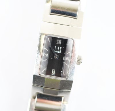 gros plan d'une montre sur une surface blanche
