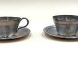 deux tasses et soucoupes posées sur une table blanche