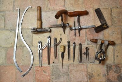 un grand nombre d'outils posés à même le sol