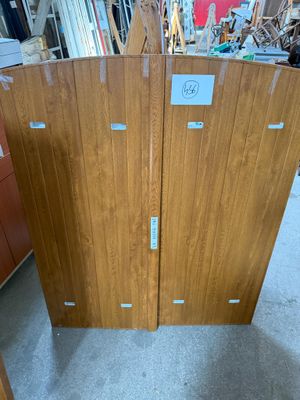 deux portes en bois au milieu d'une pièce