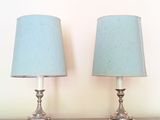deux lampes posées sur une table