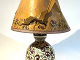 une lampe posée sur une table et munie d'un abat-jour