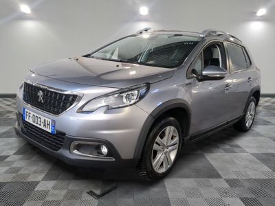 la voiture argentée est garée dans le garage sur un sol en damier