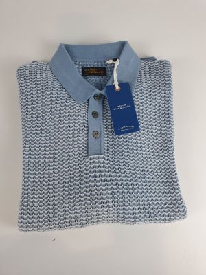 un polo avec un motif bleu et blanc sur le col