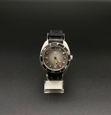 gros plan d'une montre sur un support sur une surface noire