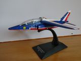 une maquette d'avion de chasse posée sur une table