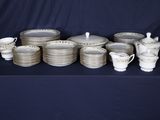 de nombreuses assiettes et tasses sur une table recouverte d'une nappe bleue