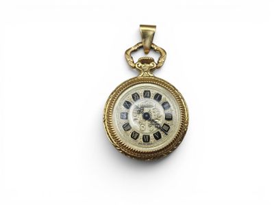 un gros plan d'une montre de poche ornée de chiffres romains