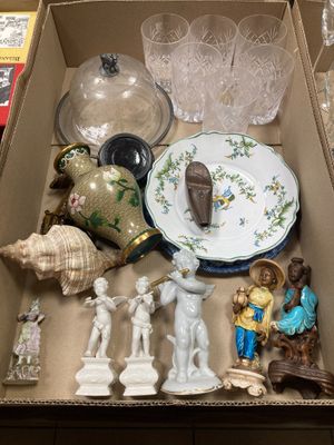 une boîte remplie d'objets assortis posée sur une table