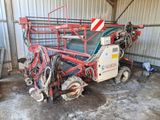 une voiture rouge garée dans un garage