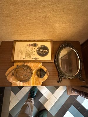 une personne debout devant une table sur laquelle est posé un miroir