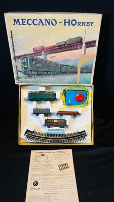 une boîte contenant un train sur une table