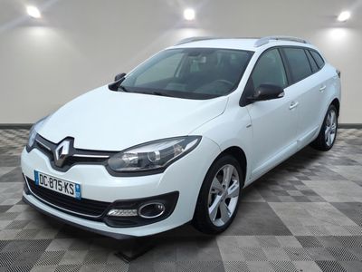 la voiture blanche est garée sur un carrelage à carreaux