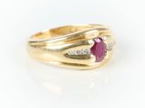une image d'une bague en or avec une pierre en rubis