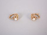 une paire de boucles d'oreilles en or ornées de perles