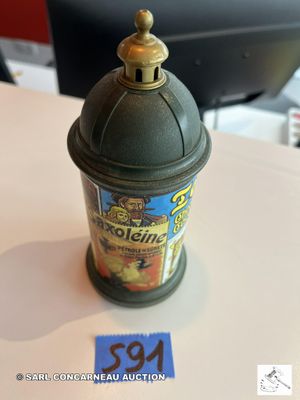 une boîte de conserve posée sur une table, avec une étiquette de prix dessus