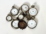 tout un tas d'horloges posées sur une table