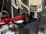 une machine qui se trouve dans un garage
