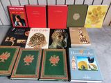 Plusieurs livres sont posés par terre, les uns à côté des autres.