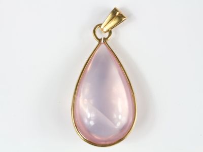 un gros plan d'un pendentif rose en forme de larme sur fond blanc