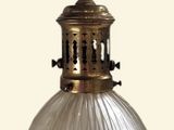 une lampe à l'ancienne munie d'un abat-jour en verre