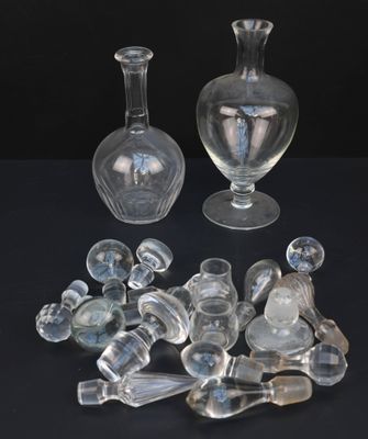 de nombreux morceaux de verre transparent posés sur une surface noire