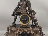 une horloge posée sur une table