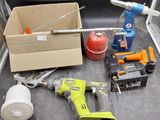 une boîte d'outils posée sur le sol à côté d'une boîte d'outils