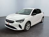 L'Opel blanche est garée dans une pièce au sol noir.