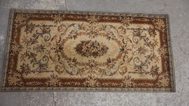Tapis en laine. A nettoyer. 131x65