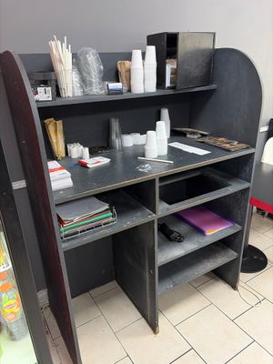 un bureau avec une bibliothèque et une chaise dans un coin