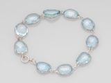 un bracelet en quartz topaze bleue avec un fermoir en argent