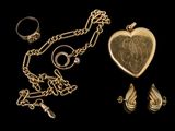 quelques bijoux en or, notamment un pendentif en forme de cœur, une bague et un collier