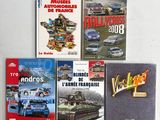 cinq livres posés ensemble sur la table