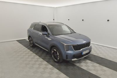 un 4x4 bleu garé dans un garage au sol en damier