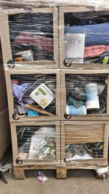 une pile de boîtes empilées les unes sur les autres