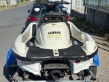 un jet-ski blanc et noir garé sur le bord de la route