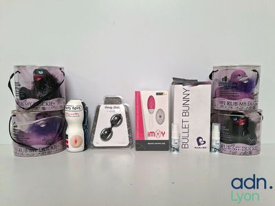 un grand nombre d'objets posés sur une table
