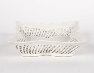 Vide-poches en biscuit à décor ajouré.