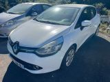 la voiture blanche est garée dans le parking à côté d'autres voitures