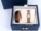 deux montres et un bracelet dans une boîte bleue