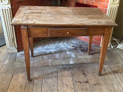 TABLE en bois naturel ouvrant à un tiroir.