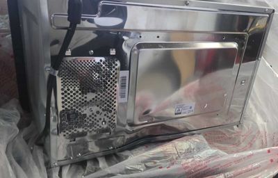 un micro-ondes posé sur un sac en plastique