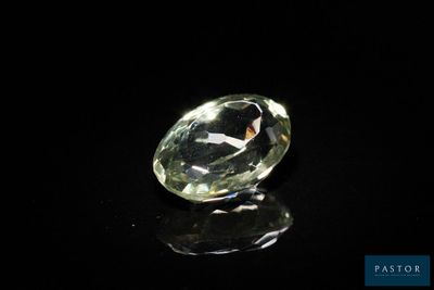 gros plan d'un diamant vert sur une surface noire