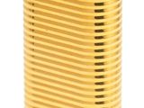 un gros plan d'un briquet doré sur fond blanc