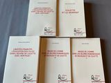 six livres en français sont empilés les uns sur les autres
