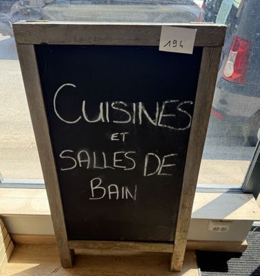 un tableau noir sur lequel est écrit « cuisines et salles de bain »