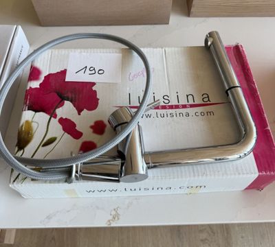 une boîte munie d'une poignée et d'un tuyau qui y est fixé