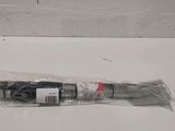 une photo en noir et blanc d'un stylo dans un sac en plastique